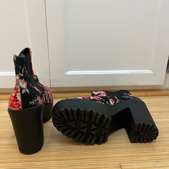 Flower Pattern Boots - Picture 5 of 6